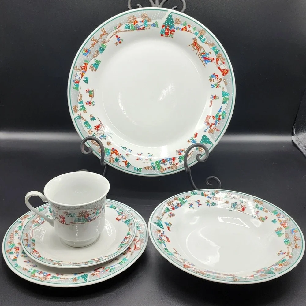 Vintage Christmas Wonderland Porcelain China 20pc‎ Dinnerware Set Holiday Design